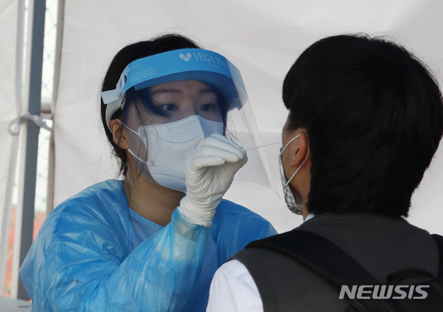 [서울=뉴시스]김형수 기자 = 지난 1일 서울 강북구 강북구민운동장에 마련된 코로나19 임시 선별검사소에서 시민들이 검사를 받고있다. 2021.06.01. kyungwoon59@newsis.com