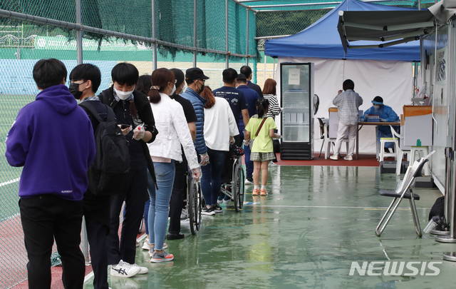 [서울=뉴시스]김형수 기자 = 지난 1일 서울 강북구 강북구민운동장에 마련된 코로나19 임시 선별검사소에 검사를 받으려는 시민들이 줄서 있다. 2021.06.01. kyungwoon59@newsis.com