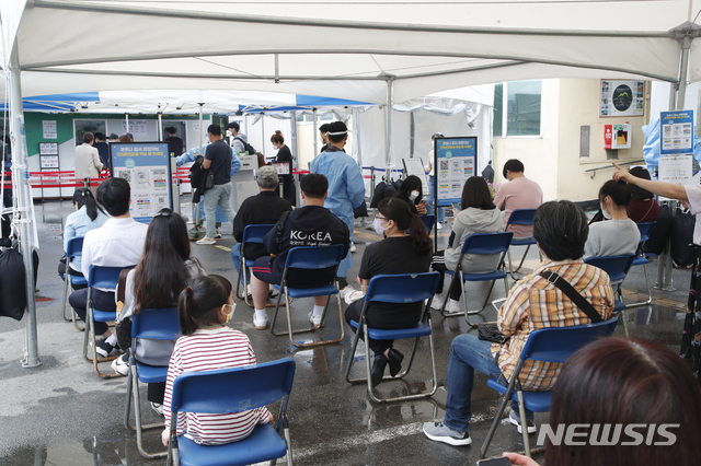 [서울=뉴시스]김형수 기자 =  0시 기준 국내 코로나19 확진자가 459명 발생한 1일  서울 강북구보건소 코로나19 선별진료소에서 시민들이 검사를 받기 위해 대기하고 있다. 2021.06.01. kyungwoon59@newsis.com