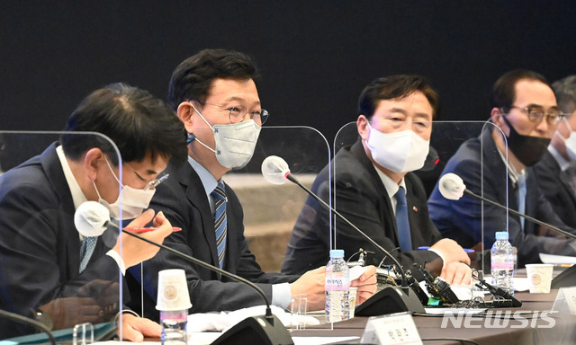 [서울=뉴시스]국회사진기자단 = 송영길 더불어민주당 대표가 1일 오전 서울 여의도 중소기업중앙회에서 열린 중소기업·소상공인 타운홀 미팅에서 인사말을 하고 있다. 2021.06.01. photo@newsis.com