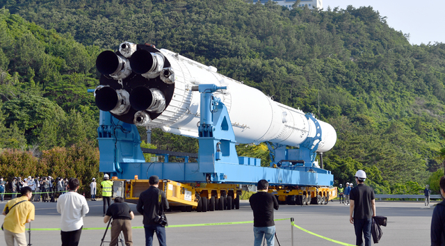 [고흥=뉴시스] 류형근 기자 = 1일 오전 전남 고흥군 나로우주센터에서 한국한공우주연구원이 한국형발사체 '누리호' 인증모델을 트렌스포터(이송장치)에 싣고 발사대로 옮기고 있다. 2021.06.01. hgryu77@newsis.com