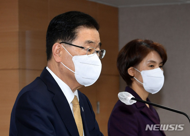 [서울=뉴시스]김명원 기자 = 정의용(왼쪽) 외교부 장관과 한정애 환경부 장관이 1일 오전 서울 종로구 정부서울청사 합동브리핑실에서 2021 P4G 서울 정상회의 결과 합동 브리핑을 하고 있다. (공동취재사진) 2021.06.01. photo@newsis.com