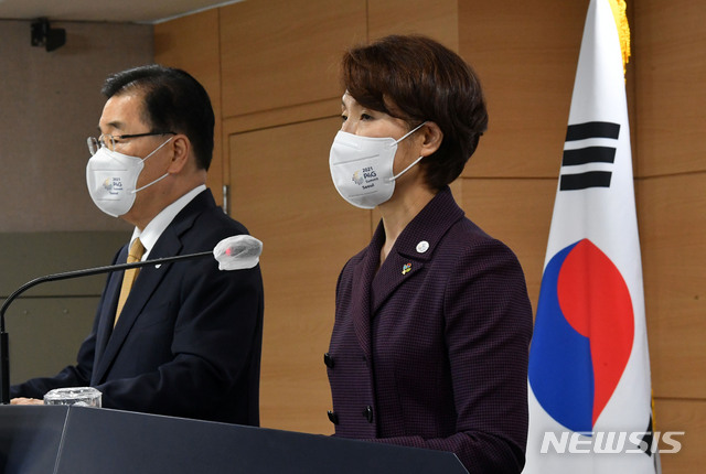 [서울=뉴시스]김명원 기자 = 정의용(왼쪽) 외교부 장관과 한정애 환경부 장관이 1일 오전 서울 종로구 정부서울청사 합동브리핑실에서 2021 P4G 서울 정상회의 결과 합동 브리핑을 하고 있다. (공동취재사진) 2021.06.01. photo@newsis.com