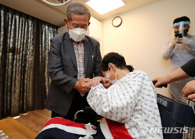 [광주(경기)=뉴시스]사진공동취재단 = 요양병원·요양시설에 환자와 면회객 중 어느 한쪽이라도 코로나19 접종을 완료하면 대면 면회가 가능해진 1일 오전 경기 광주시 선한빛요양병원에서 남편 김창일 씨가 부인 구 모씨와 대면 면회를 하고 있다. 2021.06.01. photo@newsis.com