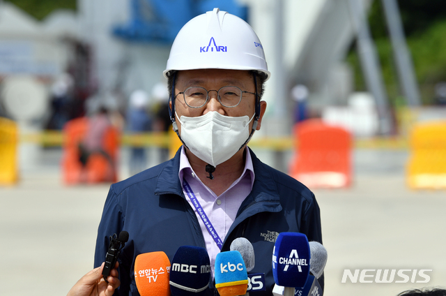 [고흥=뉴시스] 류형근 기자 = 1일 오전 전남 고흥군 나로우주센터에서 고정환 한국형 발사체 개발사업본부장이 '누리호' 발사계획에 대해 설명하고 있다. 2021.06.01. hgryu77@newsis.com