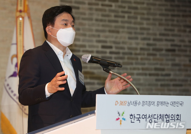[서울=뉴시스]전신 기자 = 원희룡 제주도지사가 1일 오후 서울 영등포구 공군호텔에서 열린 ‘2022년 전국동시지방선거, 여성의 정치참여 확대방안 토론회’에서 축사를 하고 있다. (공동취재사진) 2021.06.01. photo@newsis.com