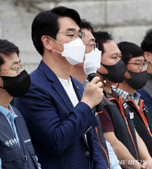 [서울=뉴시스]최동준 기자 = 박용진 더불어민주당 의원이 1일 서울 여의도 국회 본청 앞 계단에서 열린 금융지주회장 연임 제한을 위한 금융사지배구조법 개정안 발의 기자회견에서 법안을 설명하고 있다. (공동취재사진) 2021.06.01. photo@newsis.com