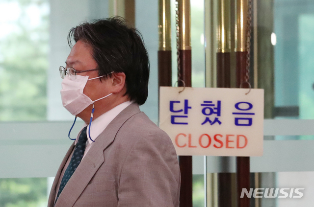 [서울=뉴시스]김명원 기자 = 소마 히로히사 일본대사관 총괄공사가 1일 서울 종로구 외교부로 도쿄올림픽 독도 표기 관련 초치되고 있다. 2021.06.01. kmx1105@newsis.com