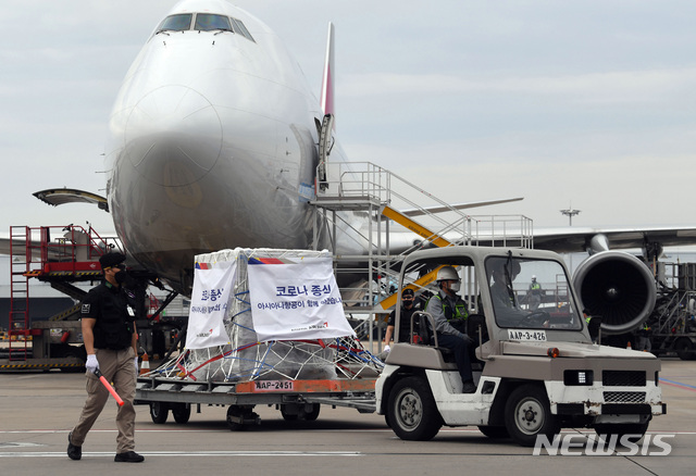 [인천공항=뉴시스] 코로나19 모더나 백신의 첫 번째 도입물량인 5만5000회분이 지난 1일 오후 인천국제공항 화물터미널에 도착하고 있다. (공동취재사진) 2021.06.01. photo@newsis.com