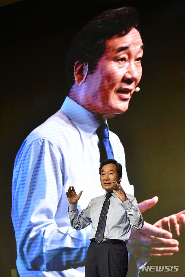 [대구=뉴시스]이무열 기자 = 이낙연 전 더불어민주당 대표가 1일 오후 대구 수성구 그랜드호텔 다이너스티홀에서 열린 ‘내 삶을 지켜주는 나라 신복지 대구포럼’을 주제로 강연하고 있다. 2021.06.01. lmy@newsis.com