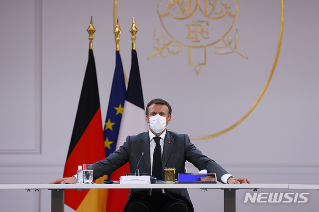 [파리=AP/뉴시스]에마뉘엘 마크롱 프랑스 대통령이 지난달 31일(현지시간) 파리 엘리제궁에서 열린 화상회의에 참여해 발언하고 있다. 2021.06.03.