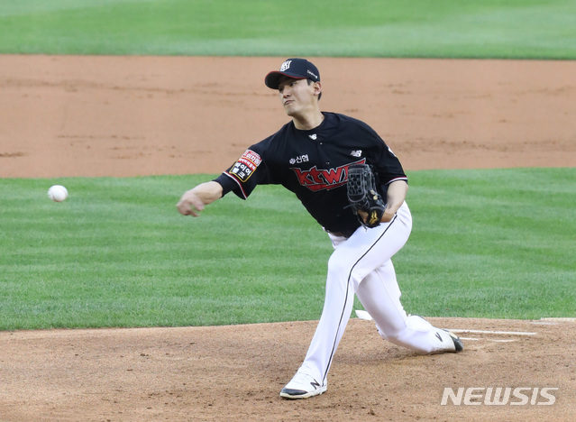 [서울=뉴시스]전진환 기자 = '2021 프로야구 KBO 리그' kt 위즈와 LG 트윈스의 경기가 열린 1일 오후 서울 잠실야구장에서 1회말 kt 선발 고영표가 역투하고 있다.  2021.06.01. amin2@newsis.com