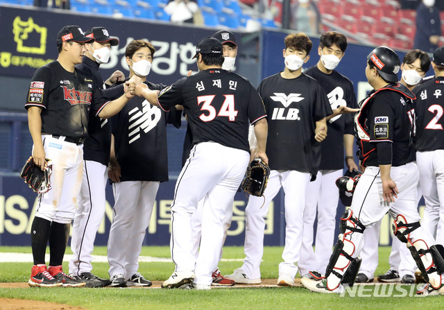 [서울=뉴시스]전진환 기자 = '2021 프로야구 KBO 리그' kt 위즈와 LG 트윈스의 경기가 열린 1일 오후 서울 잠실야구장에서 9회말 8대1로 승리한 kt 선수들이 서로를 격려하고 있다.  2021.06.01. amin2@newsis.com