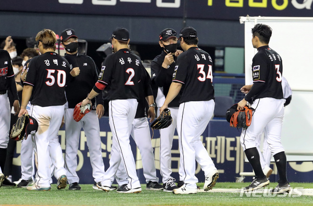 [서울=뉴시스]전진환 기자 = '2021 프로야구 KBO 리그' kt 위즈와 LG 트윈스의 경기가 열린 1일 오후 서울 잠실야구장에서 9회말 8대1로 승리한 kt 위즈 선수들이 코치진의 격려를 받고 있다.  2021.06.01. amin2@newsis.com