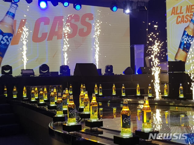 카스, 대용량 맥주도 투명병에 나올까…난감한 오비맥주