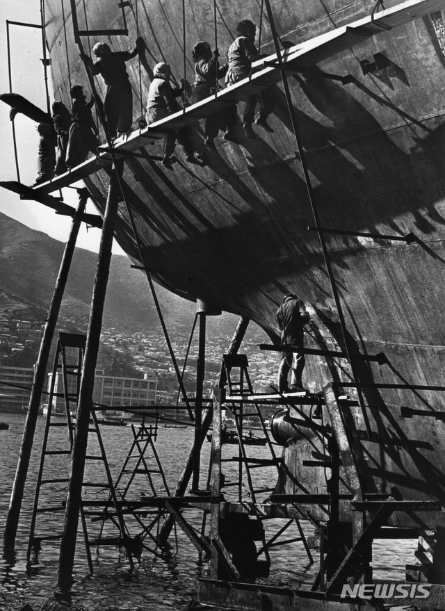 [서울=뉴시스] 깡깡이 사진, 1970년대, 최민식, 개인 소장 (사진=국립민속박물관 제공) 2021.06.02. photo@newsis.com