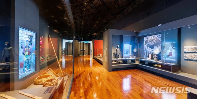 [서울=뉴시스] 바다를 배경으로 활기차게 살아가는 재칫국아지매, 부산 해녀, 깡깡이아지매, 자갈치아지매 관련 전시장 (사진=국립민속박물관 제공) 2021.06.02. photo@newsis.com 