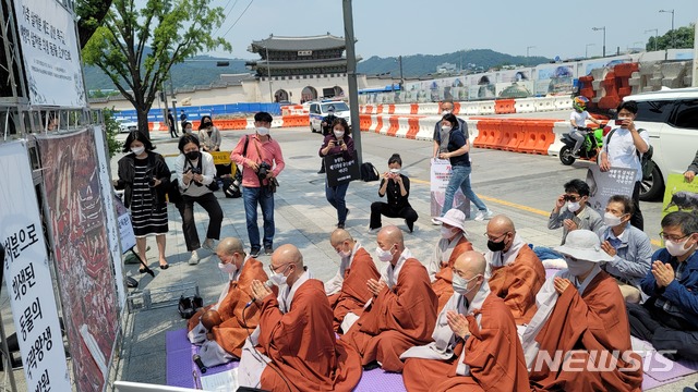 [서울=뉴시스] 2일 서울 광화문 정부서울청사 앞에서 열린 '가축 살처분 제도개선 촉구 및 예방적 살처분 희생 동물 추모기도회‘ 현장 (사진= 대한불교조계종 사회노동위원회 제공) 2021.06.02. photo@newsis.com 