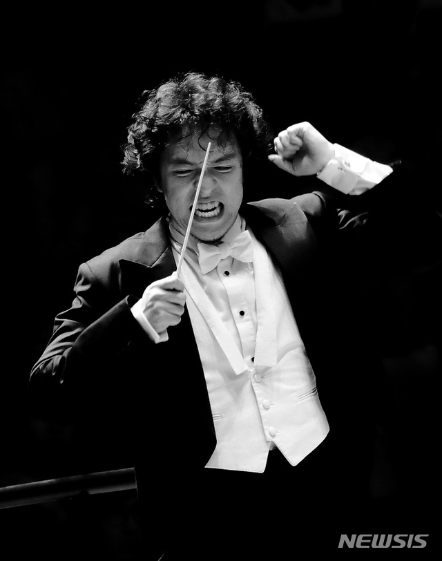 [서울=뉴시스]지휘자 백윤학(사진=뮤직앤아트컴퍼니 제공)2021.06.02 photo@newsis.com