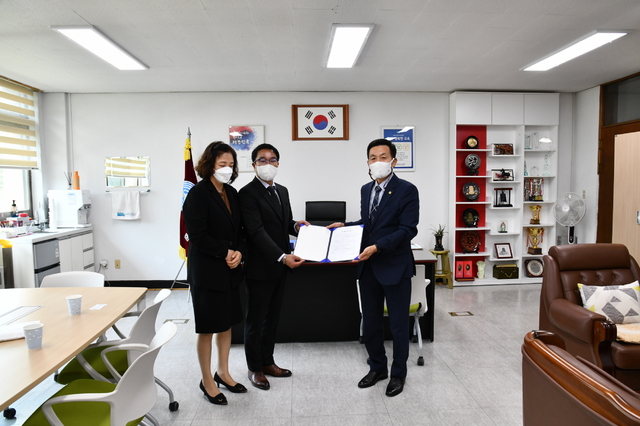 백혈병으로 숨진 김재현군 부모 아들 모교에 장학금 전달