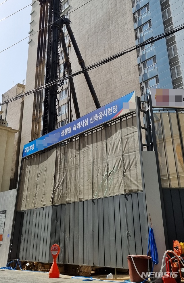 [의정부=뉴시스] 송주현 기자 = 경기 의정부시 의정부동 의정부역 서부 상업지역에 지하2층, 지상 25층, 255실 규모로 들어서는 A생활형 숙박시설 공사 현장. 2021.06.03. atia@newsis.com