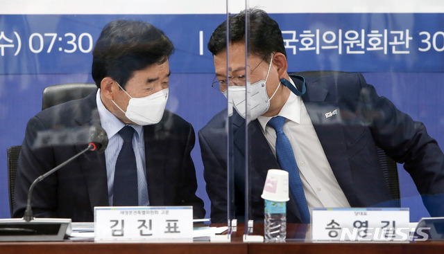 [서울=뉴시스]추상철 기자 = 송영길 더불어민주당 대표가 2일 오전 서울 여의도 국회 의원회관에서 열린 재정분권특별위원회 당·정·청 전체회의에 참석해 김진표 재정분권특위 고문과 대화하고 있다. (공동취재사진) 2021.06.02. photo@newsis.com