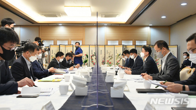 [서울=뉴시스]김병문 기자 = 이억원 기획재정부 차관이 2일 오전 서울 종로구 정부서울청사에서 열린 '물가관계차관회의 겸 정책점검회의'를 주재하고 있다. (사진=기획재정부 제공) 2021.06.02. photo@newsis.com