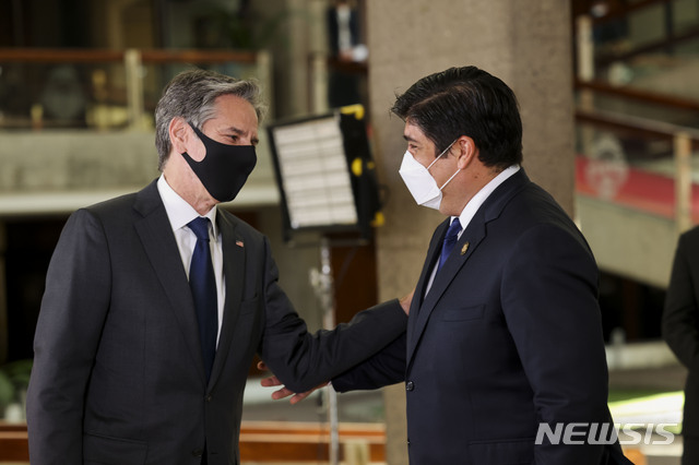 [산호세( 코르타리카)=AP/뉴시스]올해 6월 1일 코스타리카를 방문한 블링컨 미 국무장관을 맞는 카를로스 알바라도 대통령.&nbsp; 