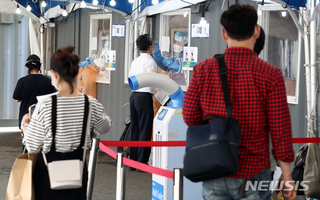 [서울=뉴시스]이영환 기자 = 지난 2일 오전 서울 중구 서울역광장에 마련된 임시선별검사소에서 시민들이 검사를 받고 있다. 2021.06.02. 20hwan@newsis.com