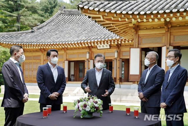 [서울=뉴시스]김진아 기자 = 문재인 대통령이 지난 6월2일 청와대 상춘재에서 4대 그룹 대표 초청 간담회에 앞서 환담하고 있다. 왼쪽부터 구광모 LG그룹 회장, 최태원 SK그룹 회장, 문재인 대통령, 정의선 현대자동차그룹 회장. 김기남 삼성전자 부회장. 2021.06.02. bluesoda@newsis.com