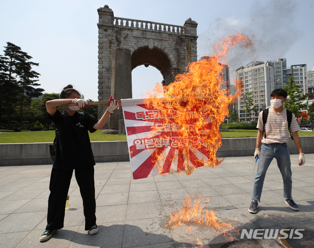 [서울=뉴시스]조수정 기자 = 한국대학생진보연합 회원들이 지난 2일 오후 서울 서대문구 독립문 앞에서 '독도가 일본 땅이라는 도쿄올림픽과 일본 정부 강력 규탄한다'고 적힌 전범기 화형식을 하고 있다. 2021.06.02. chocrystal@newsis.com