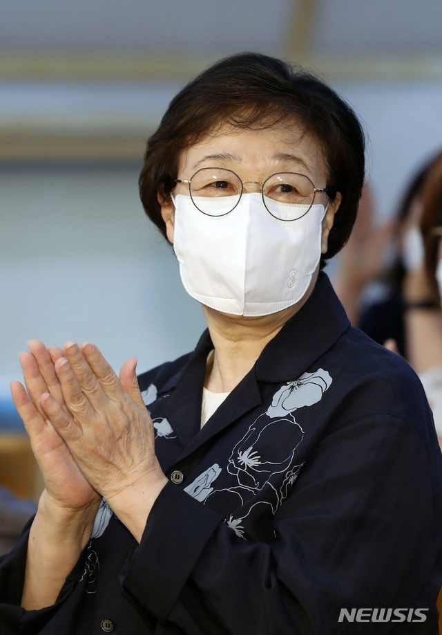[서울=뉴시스]홍효식 기자 = 한명숙 전 국무총리가 지난 6월2일 오후 서울 마포구 청년문화공간ju 니콜라홀에서 열린 '아세아 평화와 여성의 역할 토론회' 30주년 기념 맞이 남북여성교류 30년 : 돌아봄&내다봄 간담회에 참석해 박수치고 있다. 2021.06.02. yesphoto@newsis.com