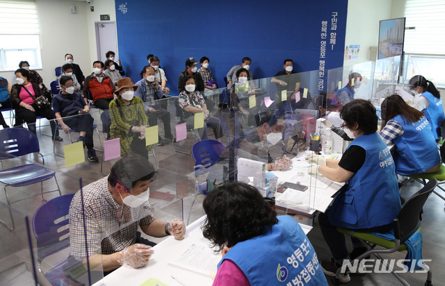 [서울=뉴시스]국회사진기자단 = 코로나19 백신 접종을 마친 어르신들이 2일 오후 서울 영등포구 제1스포츠센터에 마련된 코로나19 예방 접종 센터에서 예진표 작성을 위해 대기하고 있다. 2021.06.02. photo@newsis.com