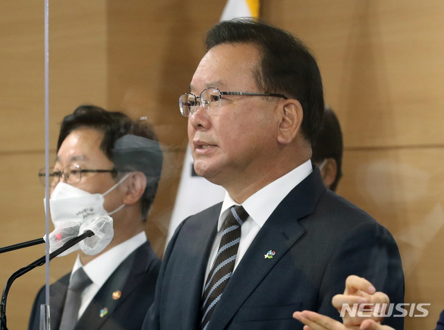 [서울=뉴시스]고승민 기자 =  김부겸 국무총리가 2일 오후 서울 종로구 정부서울청사에서 부동산 투기 조사 및 수사 중간결과 관련 관계부처 합동 브리핑을 하고 있다. (공동취재사진) 2021.06.02. photo@newsis.com