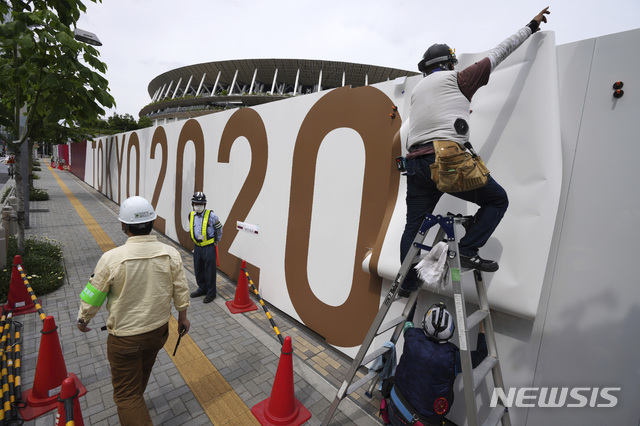 [도쿄=AP/뉴시스]일본 도쿄 국립경기장 일대에 올림픽 홍보물을 설치하는 모습. 2021.06.02.