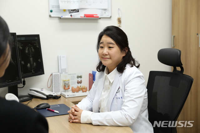 [서울=뉴시스]안수경 한림대강남성심병원 유방갑상선센터 외과 교수. (사진= 한림대강남성심병원 제공) 2021.06.03