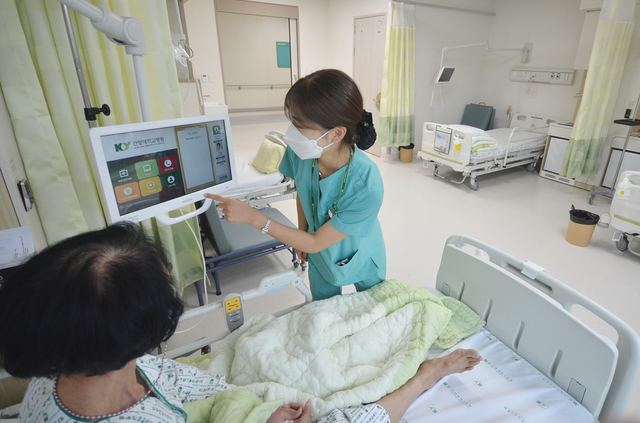 건양대병원 4인실에 있는 배드사이드 모니터 모습.(사진=건양대학교병원 제공) *재판매 및 DB 금지
