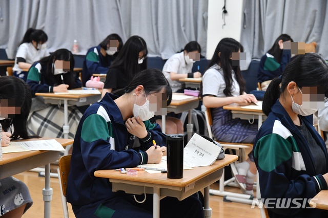 [울산=뉴시스] 배병수 기자 = 3일 오전 울산 중구 학성여자고등학교에서 2022학년도 대학수학능력시험을 앞둔 고3 학생들이 6월 모의평가를 준비하고 있다. 2021.06.03 bbs@newsis.com