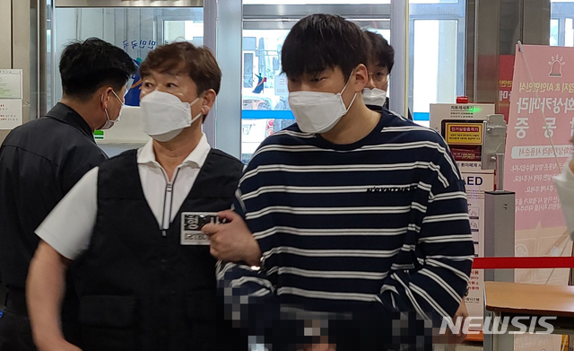 [대구=뉴시스]김정화 기자 = 승부 조작과 불법도박 의혹을 받는 프로야구 삼성라이온즈 프랜차이즈 스타 윤성환(39)씨가 3일 대구 수성구 대구지방법원에서 열린 구속 전 피의자 심문(영장실질심사)에 출석하기 위해 법정으로 향하고 있다. 2021.06.03. jungk@newsis.com 