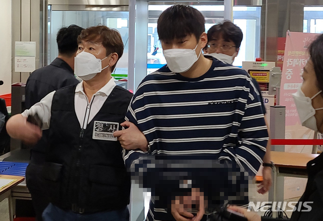 [대구=뉴시스] 승부 조작과 불법도박 의혹을 받는 프로야구 삼성라이온즈 프랜차이즈 스타 윤성환씨가 2021년 6월3일 오후 대구 수성구 대구지법에서 열린 구속 전 피의자 심문(영장실질심사)에 출석하기 위해 법정으로 향하고 있다. (사진=뉴시스 DB). photo@newsis.com 