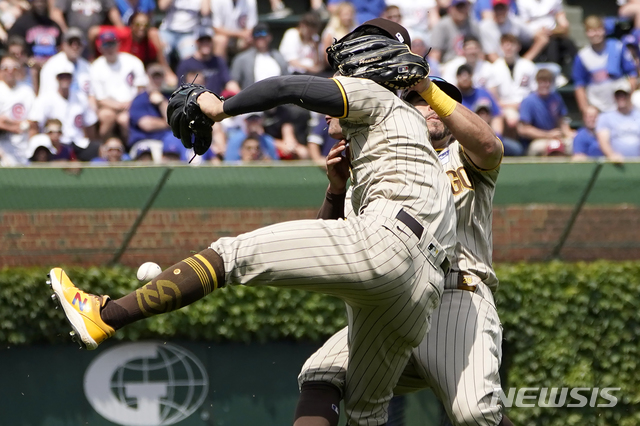 [시카고=AP/뉴시스]샌디에이고 파드리스 김하성(앞)이 2일(현지시간) 미 일리노이주 시카고의 리글리필드에서 열린 2021 메이저리그(MLB) 시카고 컵스와의 경기 4회 말 수비 도중 좌익수 토미 팸과 충돌하고 있다. 2타수 1안타 1타점을 기록 중이던 김하성은 이 충돌에 의한 부상으로 교체됐다. 2021.06.03.