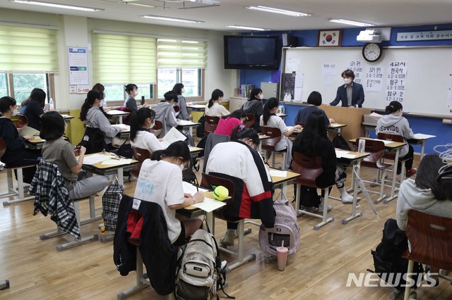 [서울=뉴시스]고범준 기자 = 문·이과 통합 체제로 시행되는 2022학년도 대학수학능력시험의 첫 모의평가가 실시된 3일 서울 영등포구 여의도여자고등학교에서 학생들이 OMR카드를 작성하고 있다. (공동취재사진) 2021.06.03. photo@newsis.com