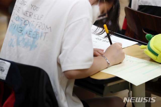 [서울=뉴시스]고범준 기자 = 문·이과 통합 체제로 시행되는 2022학년도 대학수학능력시험의 첫 모의평가가 실시된 3일 서울 영등포구 여의도여자고등학교에서 학생들이 OMR카드를 작성하고 있다. (공동취재사진) 2021.06.03. photo@newsis.com