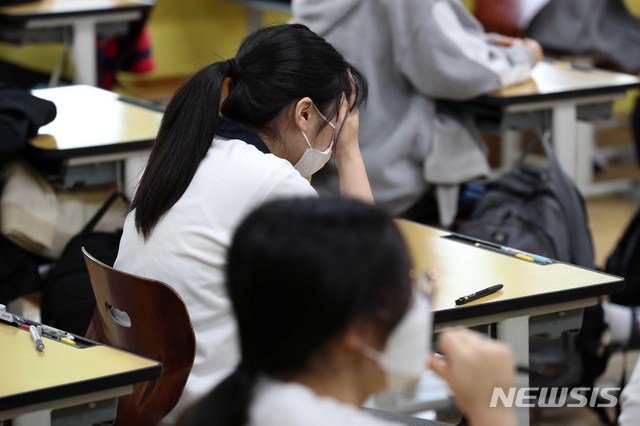 [서울=뉴시스]고범준 기자 = 문·이과 통합 체제로 시행되는 2022학년도 대학수학능력시험의 첫 모의평가가 실시된 3일 서울 영등포구 여의도여자고등학교에서 학생들이 시험 시작을 기다리고 있다. (공동취재사진) 2021.06.03. photo@newsis.com