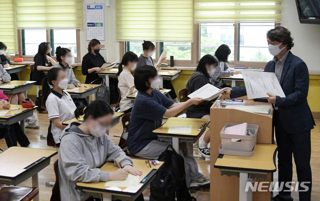 [서울=뉴시스]고범준 기자 = 2022학년도 대학수학능력시험을 앞둔 고3 학생들이 3일 오전 서울 영등포구 여의도여자고등학교에서 6월 모의평가를 준비하고 있다. 문이과 통합형으로 개편된 2022학년도 대학수학능력시험(수능) 첫 모의평가에 지원한 수험생은 48만 2899명으로 재학생이 86.1%인 41만 5794명, 졸업생 등은 13.9%인 6만 7105명이다. (공동취재사진) 2021.06.03. photo@newsis.com