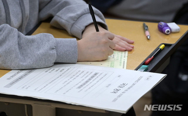 [서울=뉴시스]고범준 기자 = 2022학년도 대학수학능력시험을 앞둔 고3 학생들이 3일 오전 서울 영등포구 여의도여자고등학교에서 6월 모의평가를 준비하고 있다. 문이과 통합형으로 개편된 2022학년도 대학수학능력시험(수능) 첫 모의평가에 지원한 수험생은 48만 2899명으로 재학생이 86.1%인 41만 5794명, 졸업생 등은 13.9%인 6만 7105명이다. (공동취재사진) 2021.06.03. photo@newsis.com