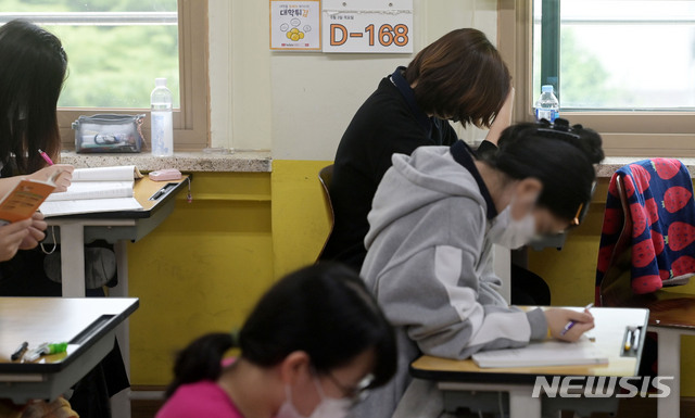 [서울=뉴시스]고범준 기자 = 2022학년도 대학수학능력시험을 앞둔 고3 학생들이 3일 오전 서울 영등포구 여의도여자고등학교에서 6월 모의평가를 준비하고 있다. 문이과 통합형으로 개편된 2022학년도 대학수학능력시험(수능) 첫 모의평가에 지원한 수험생은 48만 2899명으로 재학생이 86.1%인 41만 5794명, 졸업생 등은 13.9%인 6만 7105명이다. (공동취재사진) 2021.06.03. photo@newsis.com