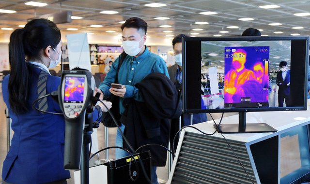 [서울=뉴시스]홍효식 기자 = 에어부산(대표 안병석)은 코로나19 상황 속에서도 철저한 방역수칙 준수, 선제적인 방역체계 도입 등을 통해 현재까지 기내에서 승객 간 감염병 전파 및 근무 중 직원이 코로나19 바이러스에 감염된 사례가 전무하다고 밝혔다. 사진은 국내 항공사 중 처음으로 전 노선 항공편에 대해 자체 열화상 카메라를 비치, 운영하고 있다. (사진=에어부산 제공) 2021.06.03. photo@newsis.com *재판매 및 DB 금지