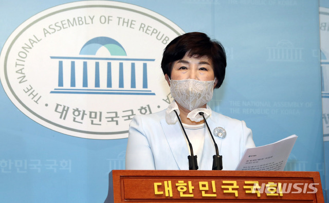 [서울=뉴시스]최동준 기자 = 전혜숙 더불어민주당 백신치료제특별위원회 위원장이 3일 서울 여의도 국회 소통관에서 잔여 백신 접종 예약 참여를 촉구하는 기자회견을 하고 있다. (공동취재사진) 2021.06.03. photo@newsis.com