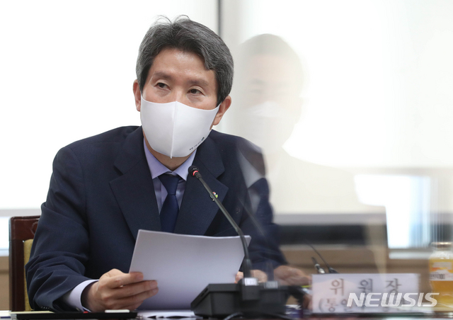 [서울=뉴시스]김명원 기자 = 지난 3일 이인영 통일부 장관이 서울 종로구 정부서울청사에서 열린 321차 남북교류협력추진협의회 대면회의에서 발언하고 있다. (공동취재사진) 2021.06.03. photo@newsis.com